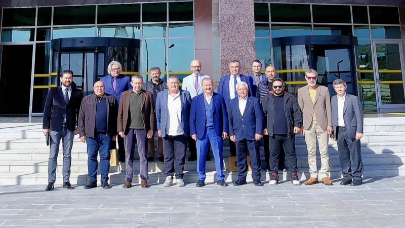 Kavga ettiği amcasını sokak ortasında tabancayla vurdu