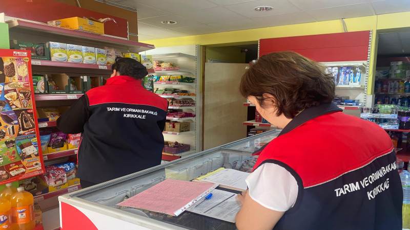Kavga ettiği amcasını sokak ortasında tabancayla vurdu