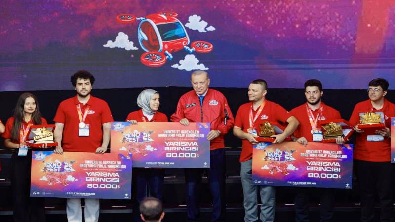Kavga ettiği amcasını sokak ortasında tabancayla vurdu