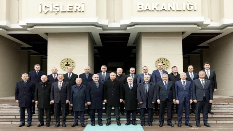 Kavga ettiği amcasını sokak ortasında tabancayla vurdu